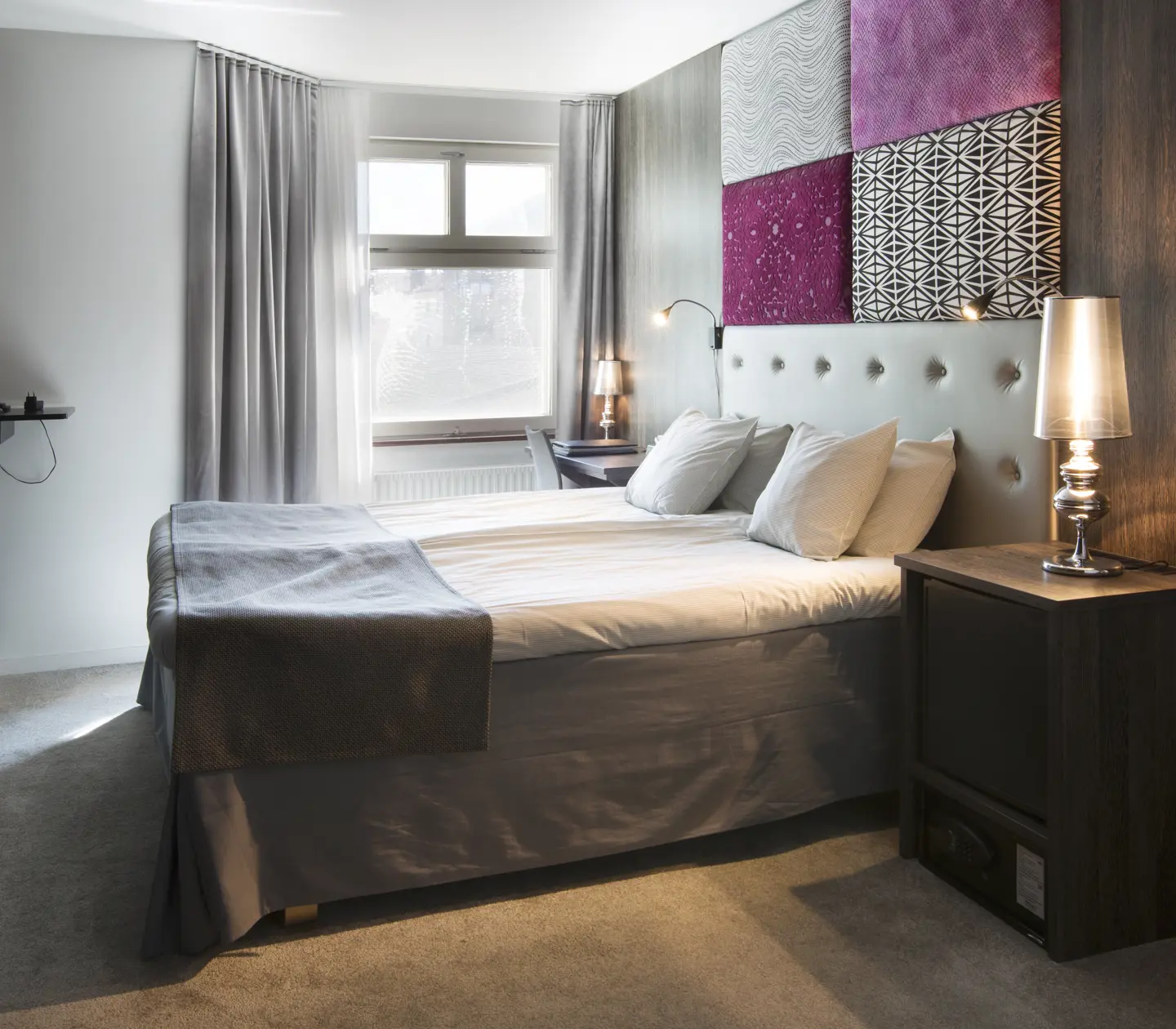 Hotel room with double bed, TV and window
