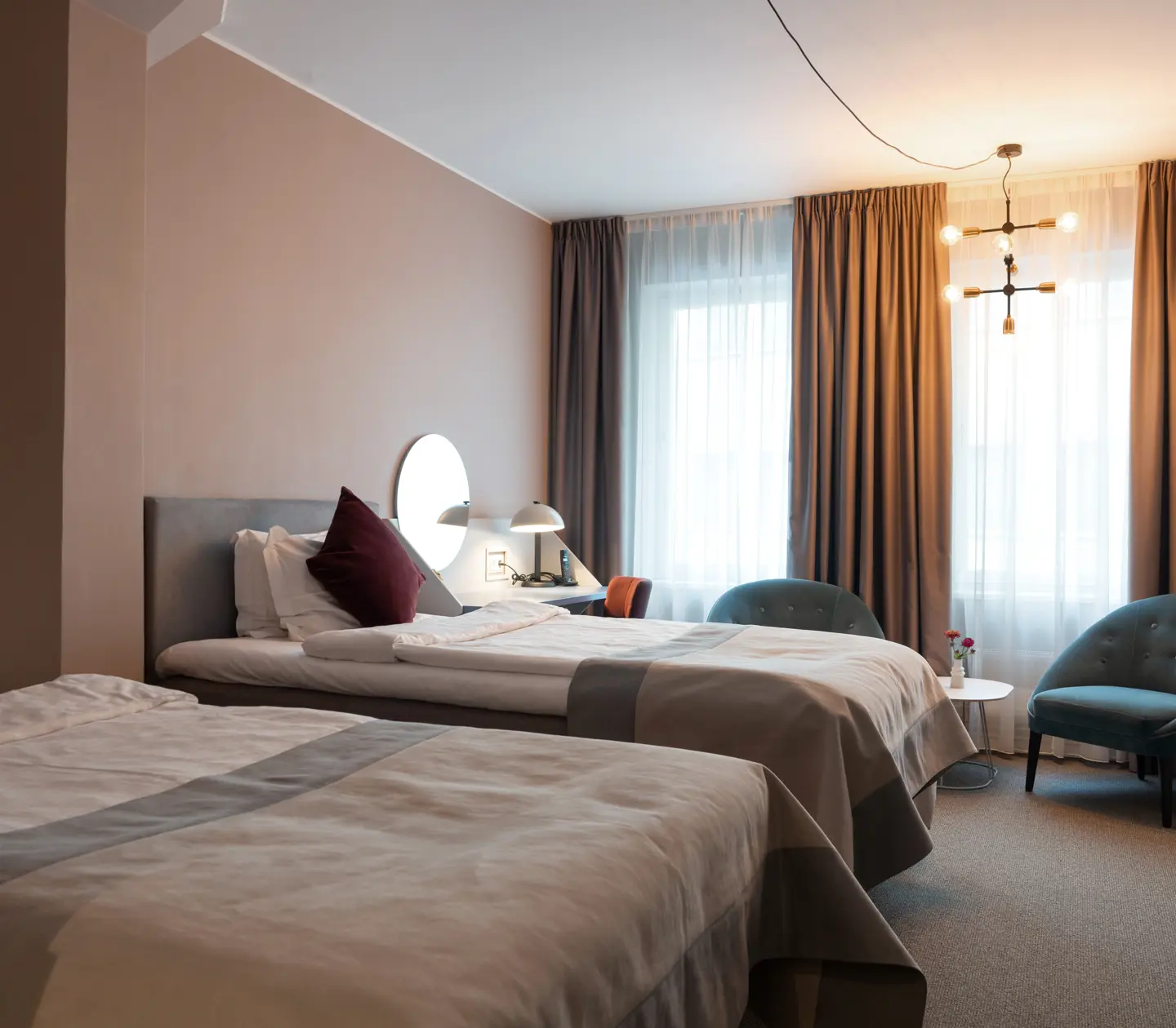 Två dubbelsängar i hotellrum