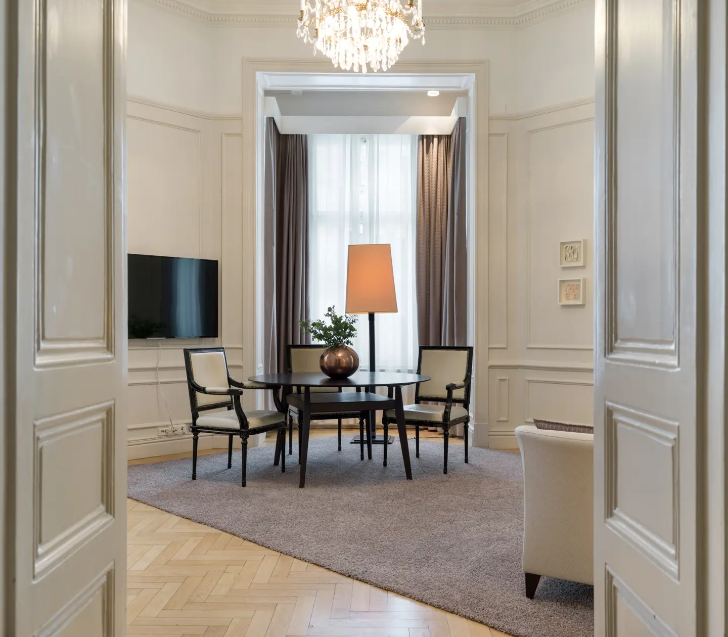 Bright suite with dining area, TV and large window